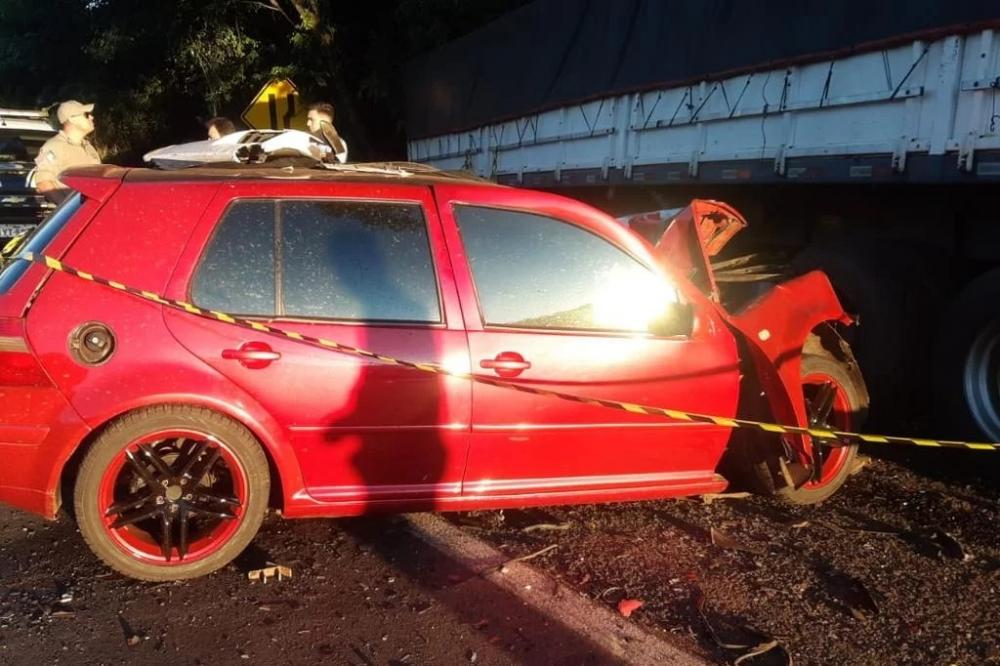 Acidente envolveu um veículo Golf e uma carreta (Foto: PRF)