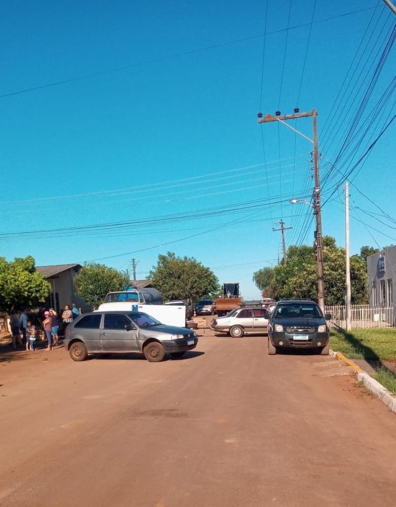 Bloqueio teve o objetivo de cobrar por melhorias no Bairro Esperança (Foto: Planeta Fm)
