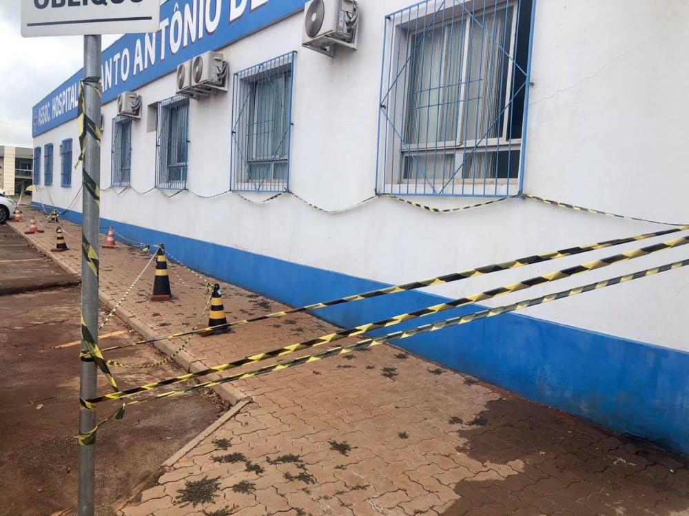 Cones e fitas de isolamento instaladas no passeio público em frente à instituição hospitalar (Foto: Diones Roberto Becker)