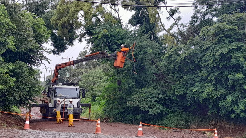 No bairro São José, uma equipe da RGE está trabalhando para reestabelecer a energia. (Foto: RD Foco)