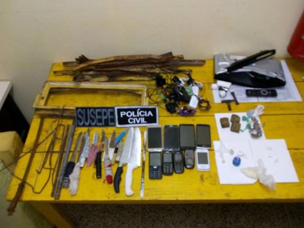 Foram apreendidas facas artesanais, diversas drogas e celulares, entre outros materiais (Foto: Divulgação/Polícia Civil)
