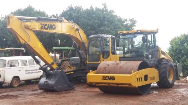 Nesta quarta-feira foram entregues uma escavadeira hidráulica e um rolo compactador (Foto: Divulgação/ASCOM Tenente Portela)
