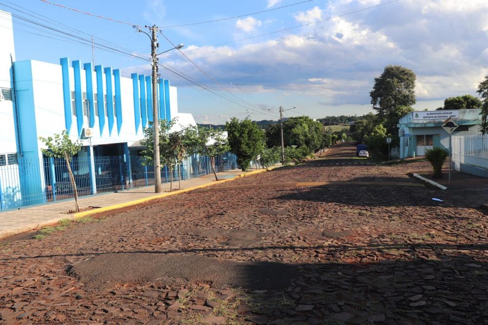 Rua Benjamin da Silva Osório, em frente à Escola 25 de Julho, no bairro Glória, será uma das contempladas com pavimentação (Foto: Vinicius Araujo / Rádio Alto Uruguai)