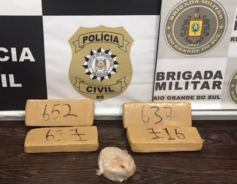 Foram apreendidas porções de maconha e de crack (Foto: Divulgação/BM)