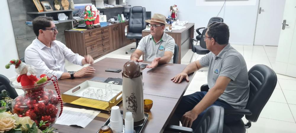 Prefeito Ila (centro) recebendo o presidente Rodrigo (de branco) e o assessor da Amuceleiro (Foto: Prefeitura de Derrubadas)