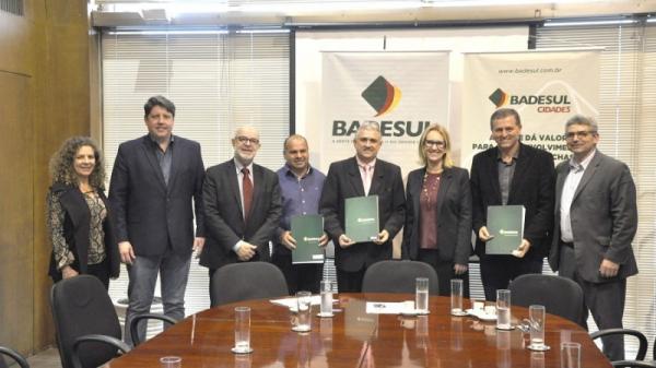 Assinatura dos contratos ocorreu em Porto Alegre (Foto: Divulgação/BADESUL)