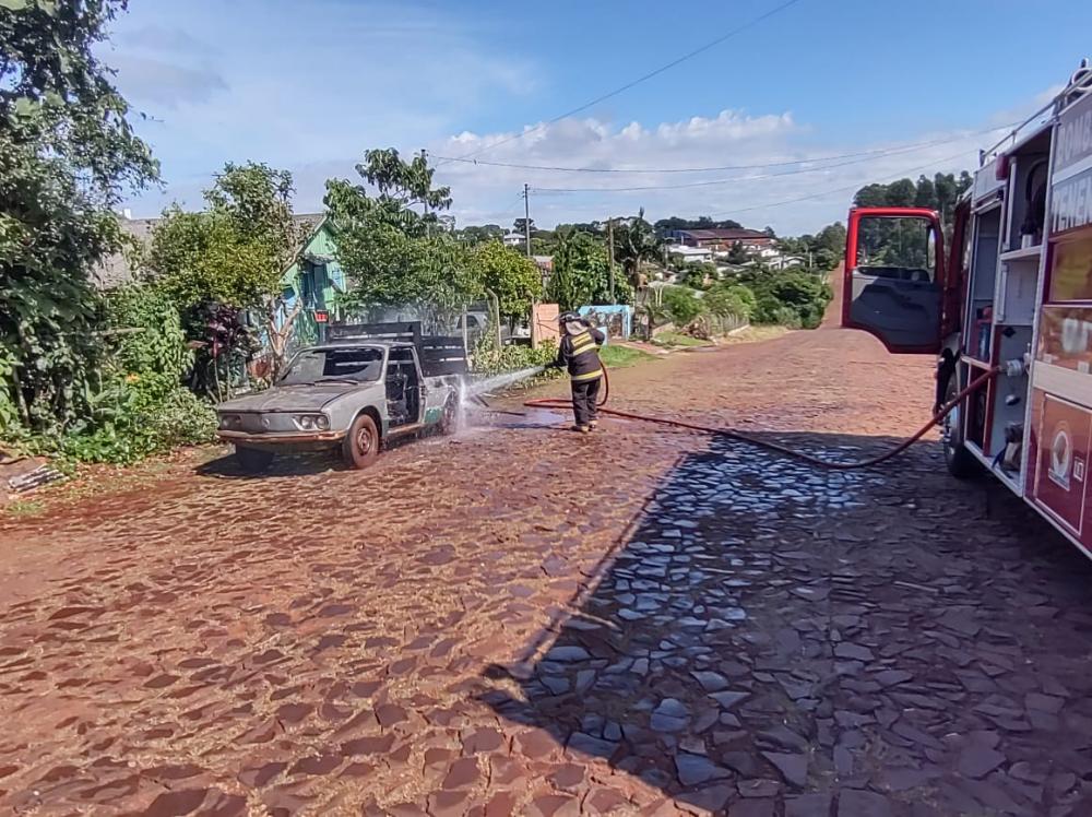 Bombeiros Voluntários atenderam a ocorrência na manhã de hoje (Foto: Bombeiros Voluntários/Divulgação)