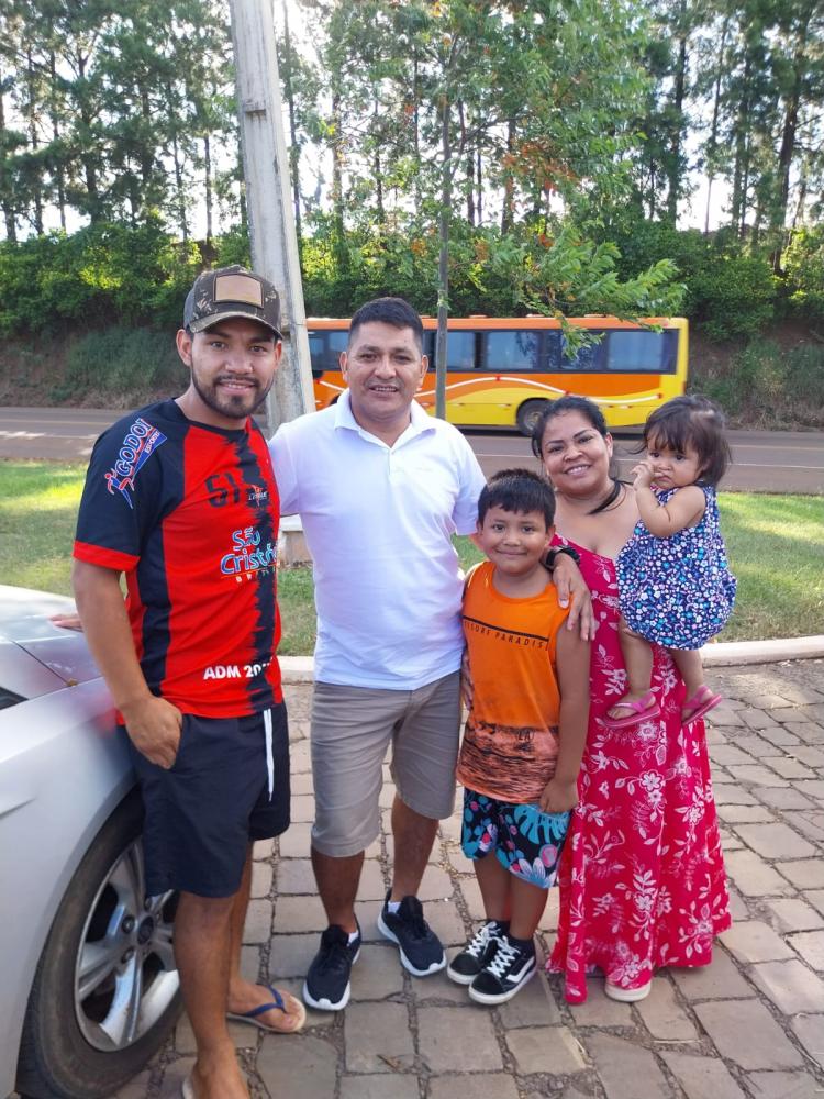 Valdonês com a família. Ele retorna para a liderança da Terra Indígena (Foto: Divulgação)