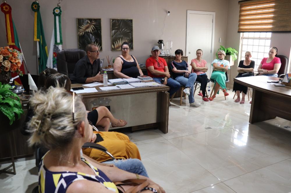 Apresentação ocorreu em reunião no Gabinete da prefeitura (Foto: Prefeitura de Tenente Portela)