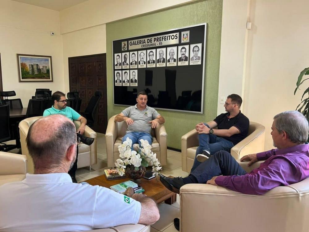 Reunião ocorreu no gabinete da Prefeitura de Crissiumal (Foto: Prefeitura de Crissiumal)