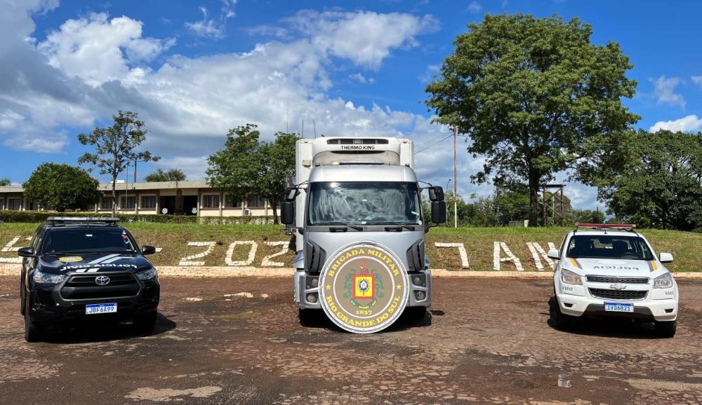 Caminhão carregado com camarão foi apreendido pela Brigada Militar (Foto: 7º BPM)