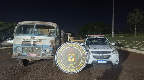 Carga estava sendo carregada em caminhão que também foi apreendido (Foto: 7º BPM)
