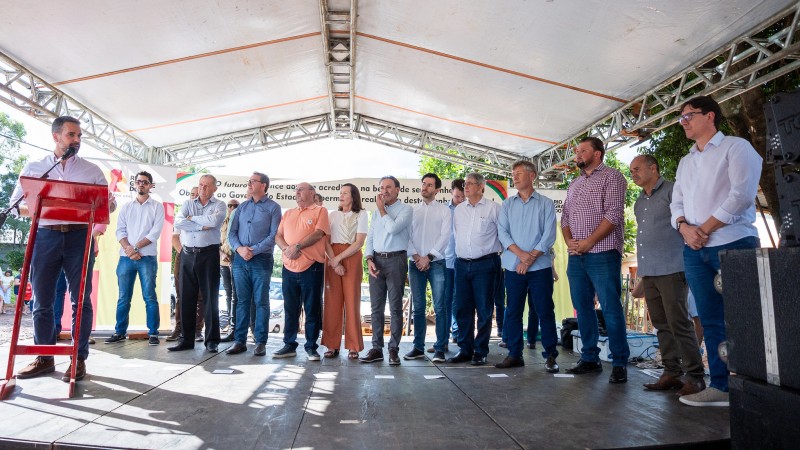 No palco, participantes do evento celebraram começo da realização de antiga necessidade da região (Foto: Maurício Tonetto/Secom)