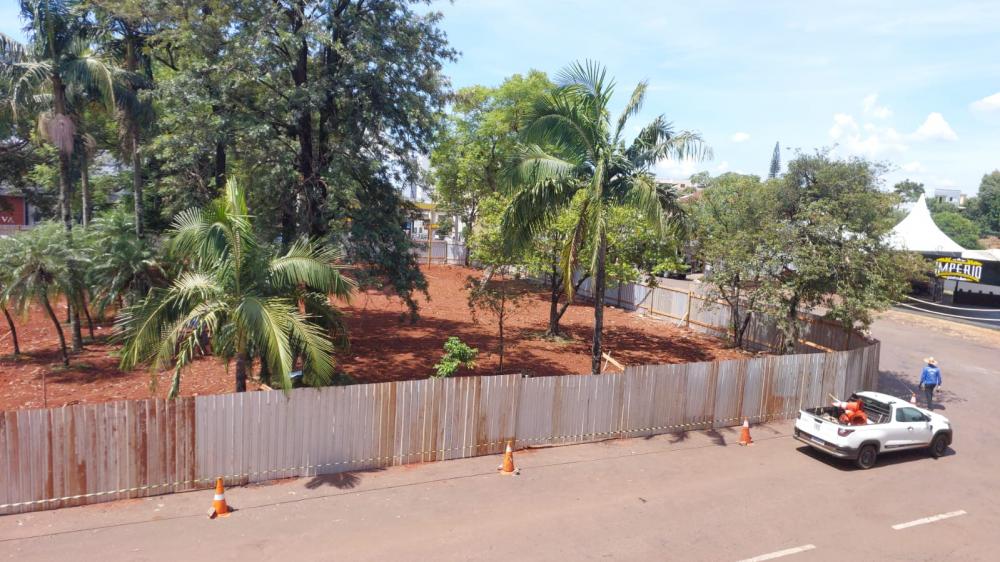 Cones com fitas já foram instaladas no local para impedir o estacionamento (Foto: Jonas Martins)