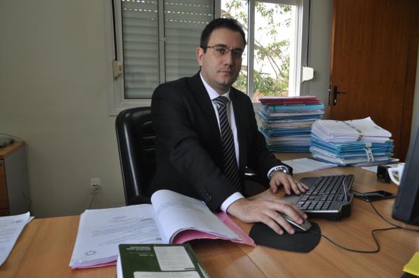 Juiz Luís Gustavo Negri Garcia, em seu gabinete no Fórum de Tenente Portela. (Foto: Jornal Província)