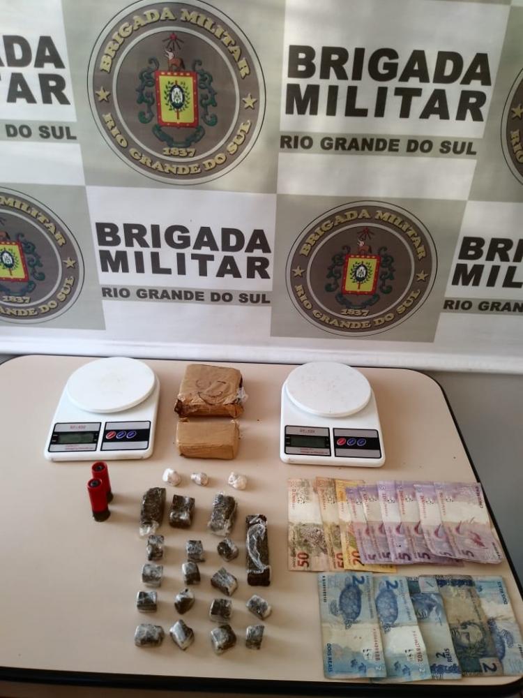 Drogas e outros materiais apreendidos pelos policiais militares (Foto: Divulgação/BM)