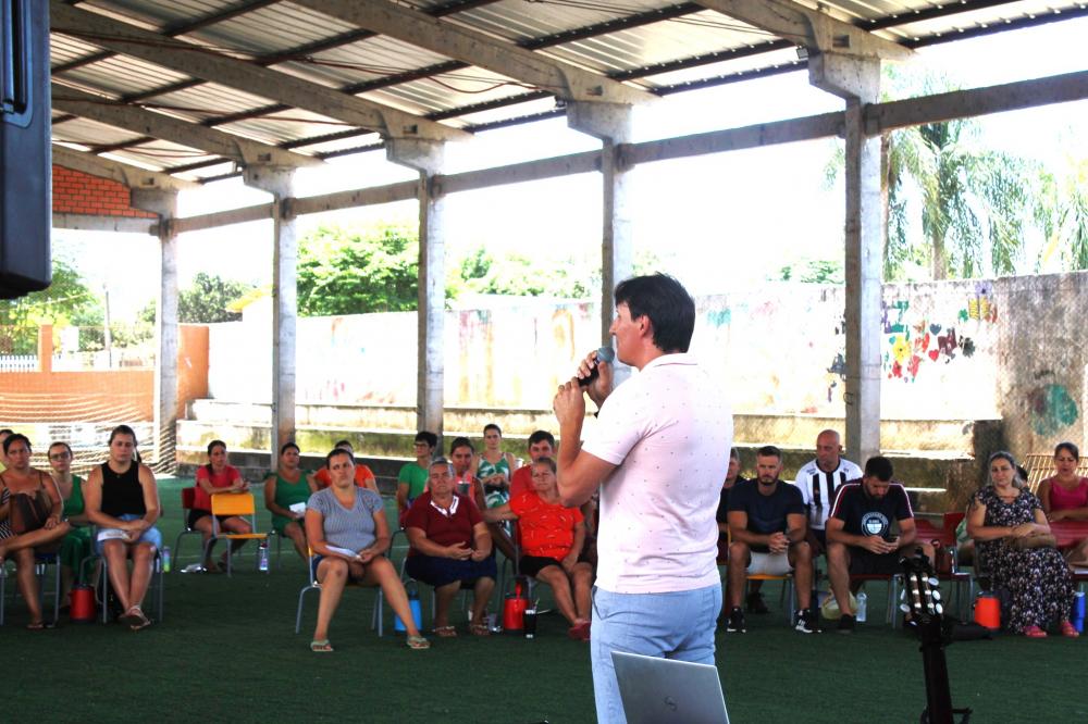 Prefeito Rodrigo discursa durante encontro com os professores (Foto: Prefeitura de Barra do Guarita)