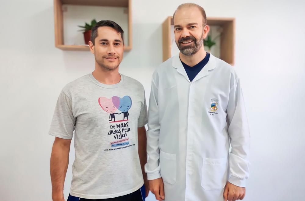Secretário Cristiano Carvalho e o médico Alex Fumagalli (Foto: Prefeitura de Derrubadas)