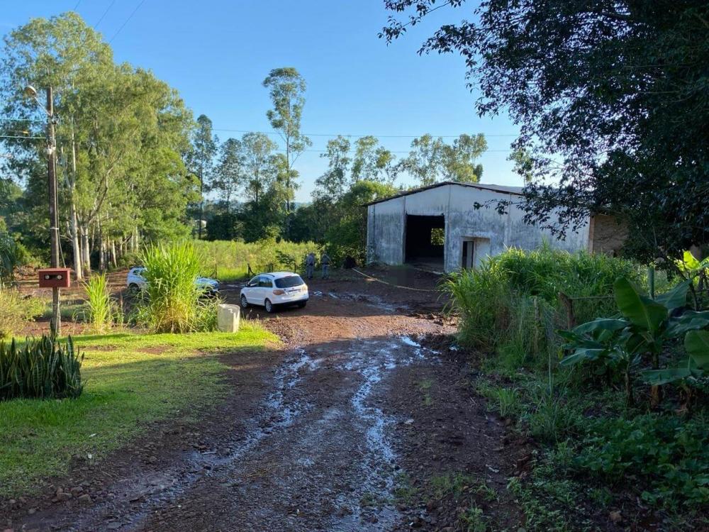 Corpo estava próximo de um galpão no interior do município (Foto: Foto de Carlos Braga)