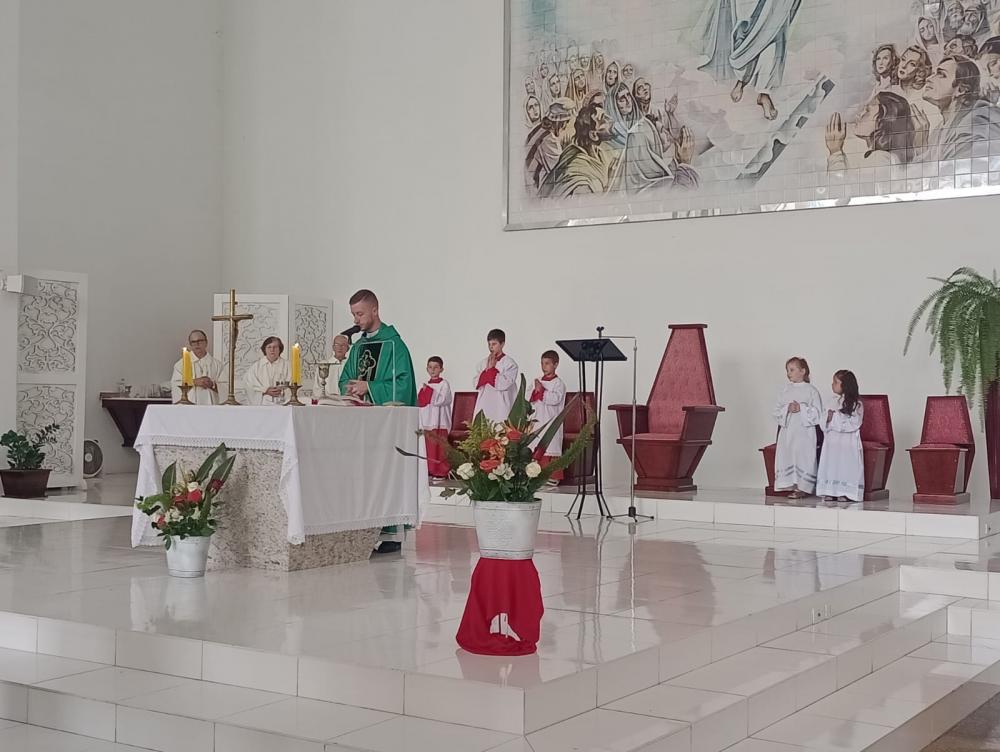 Missa com a posse do padre Luiz Afonso ocorreu no último sábado (Foto: Paróquia Nossa Senhora Aparecida)