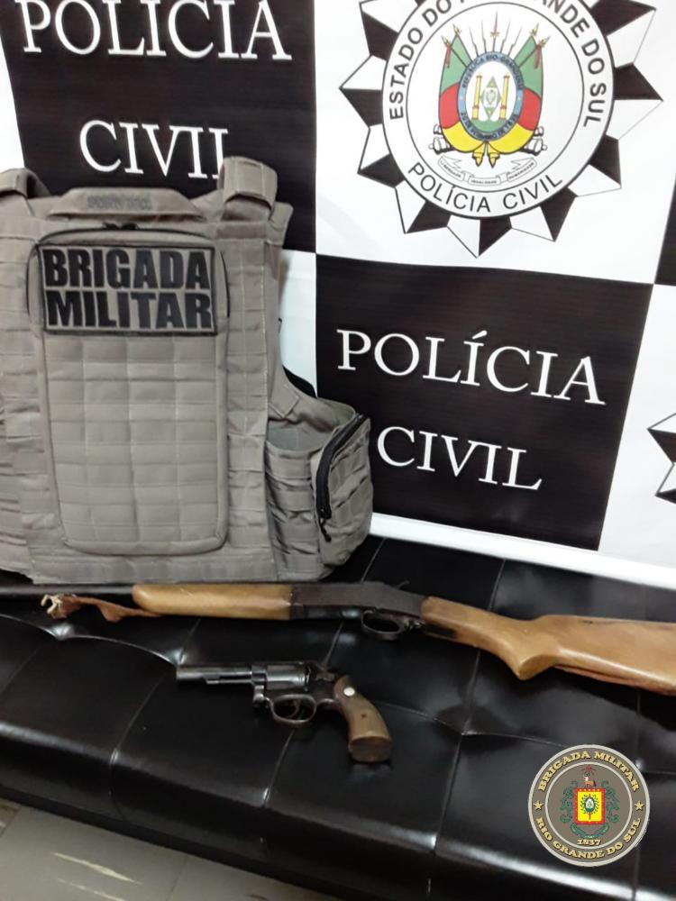 Armas de fogo foram encontradas durante cumprimento de mandado de busca e apreensão (Foto: Divulgação/BM)
