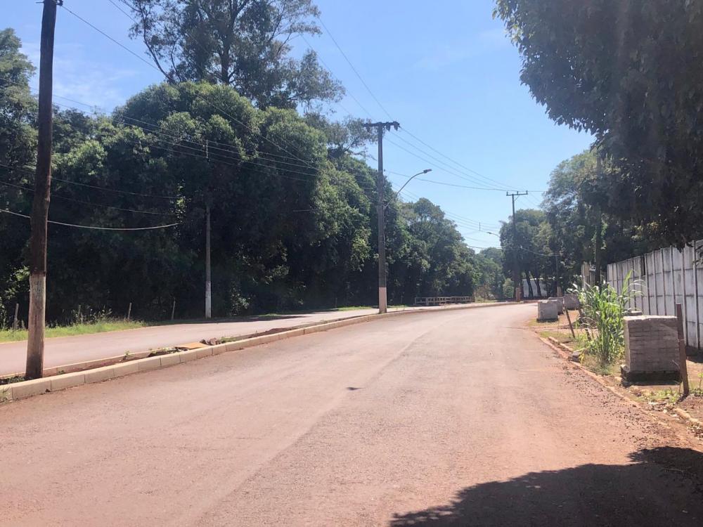 Texto solicita a construção de abrigo em ponto de ônibus situado em frente ao estádio do Ouro Verde (Foto: Diones Roberto Becker)