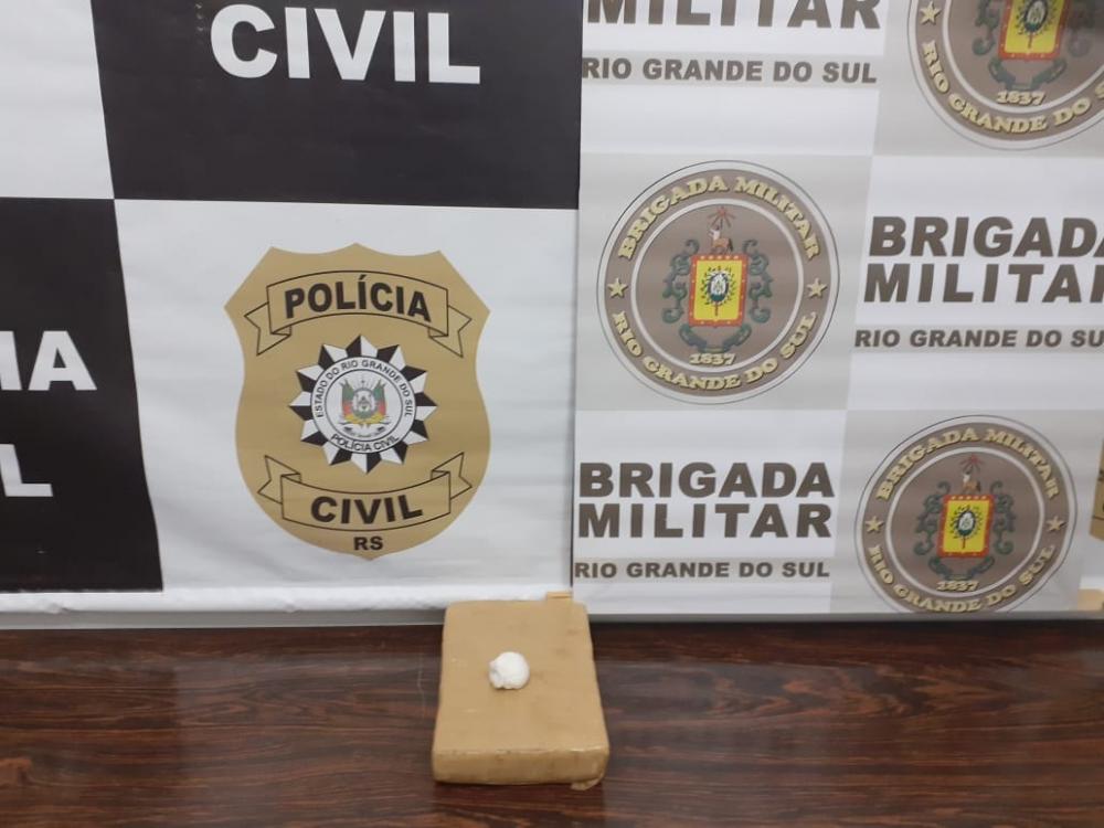Entorpecentes apreendidos pelos agentes da Brigada Militar e da Polícia Civil (Foto: Divulgação/BM)